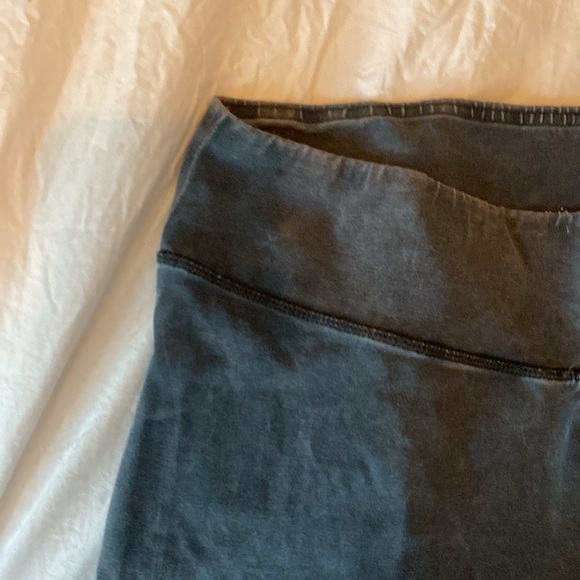 Comfy cropped Aerie flares - Picture 2 of 5